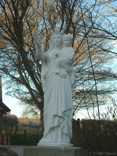 Avesnes en Val (Statue)
