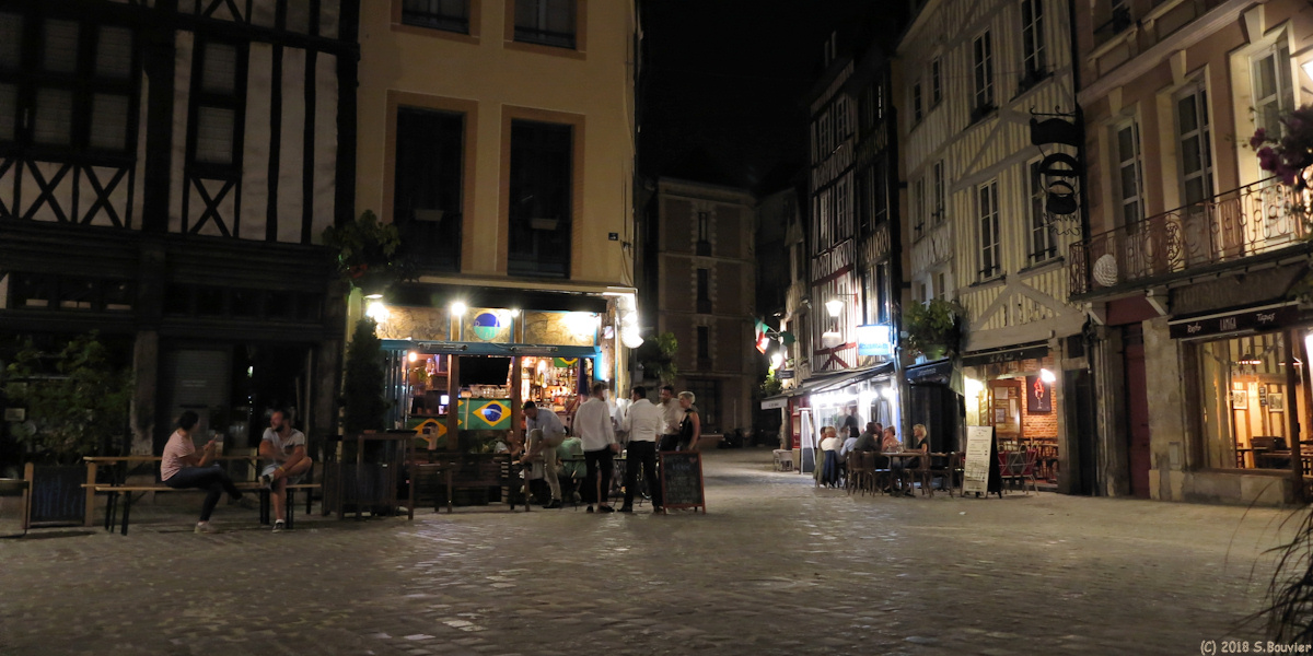 Rouen (Terrasses, Nuit)