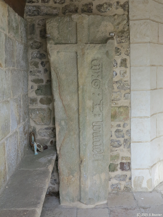 Malleville les Grès (Anc. Pierre tombale)