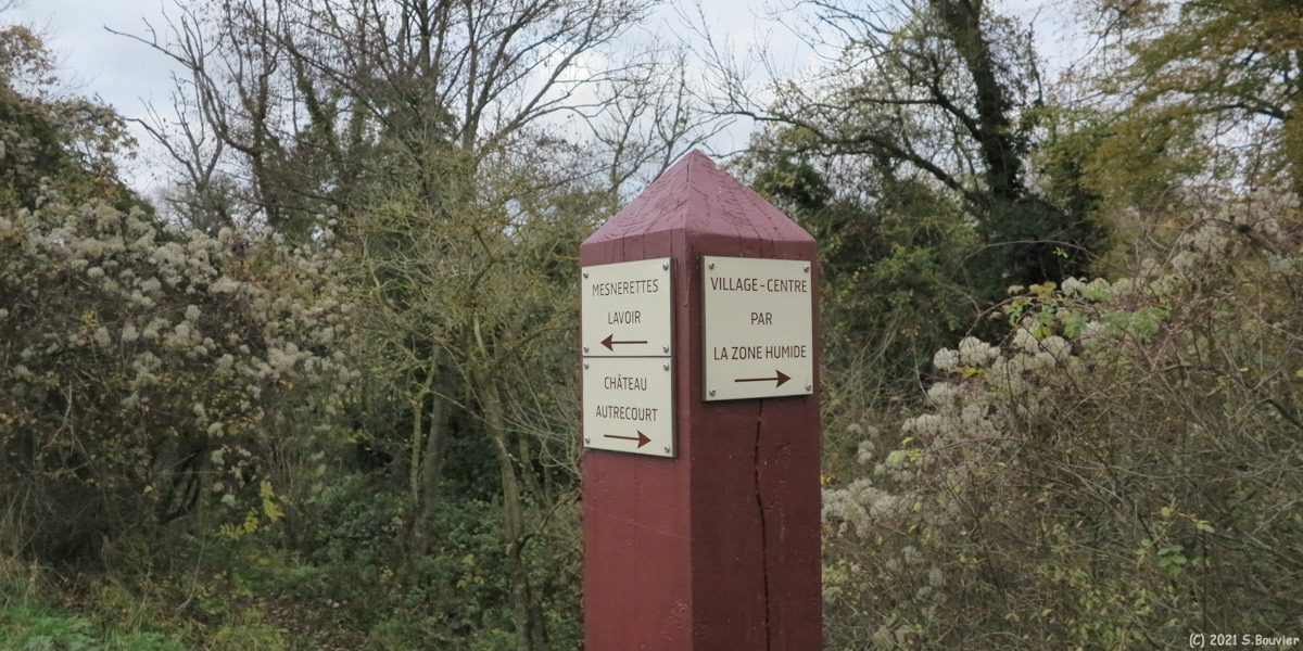 Mesnières en Bray (Poteau indicateur 1)
