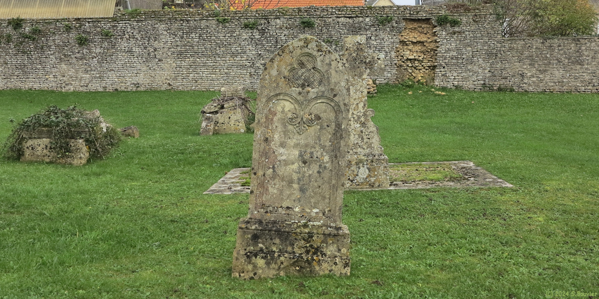 Longues sur Mer (Tombe)