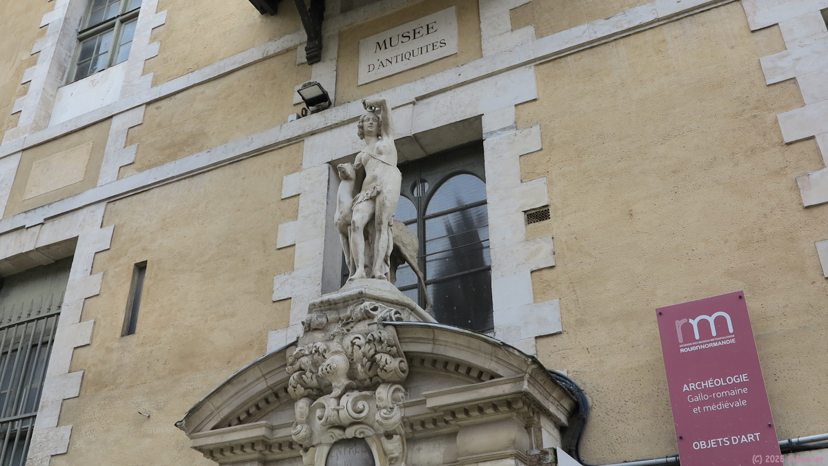 Rouen (Statue 1)