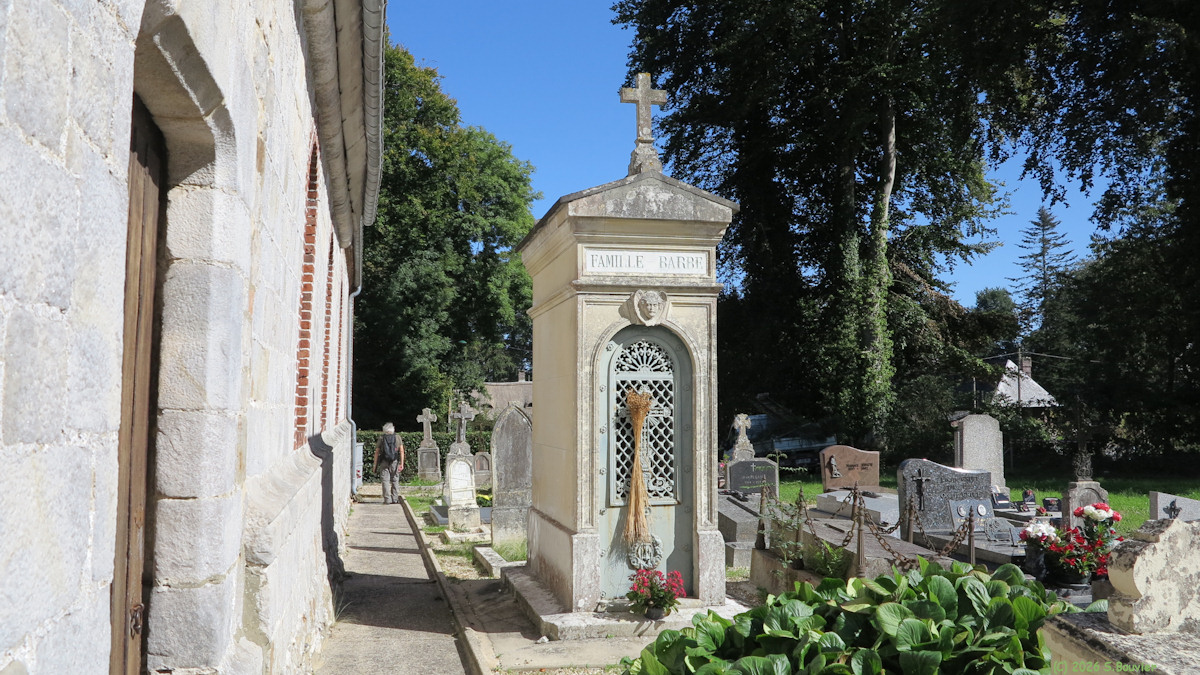 Angiens (Chapelle funéraire)